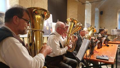 Bild: Stadt Schönsee/exb
Ungewohntes Finale der „Schönseer Abendklänge“: Die Stammtischmusikanten spielen in der Gewölbehalle des CeBB auf.