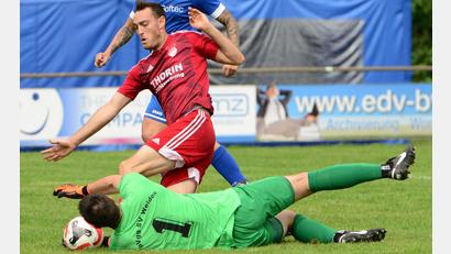 Bild: ham
In dieser Szene scheitert Michael Busch (rotes Trikot) von der SpVgg Pfreimd noch an Weidens Schlussmann Marko Smodlaka. Wenig später sorgte Busch aber doch für zumindest den Ausgleich.
