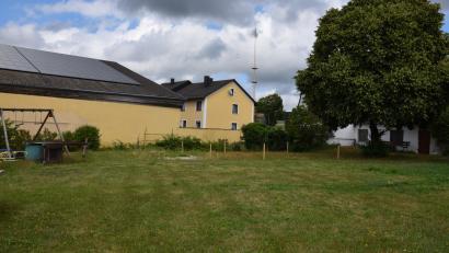 Bild: fla
Der Platz ist schon ausgesteckt, hier soll der Generationentreff gebaut werden. Die Spielberger warten nur noch auf die Genehmigung des Landratsamtes.