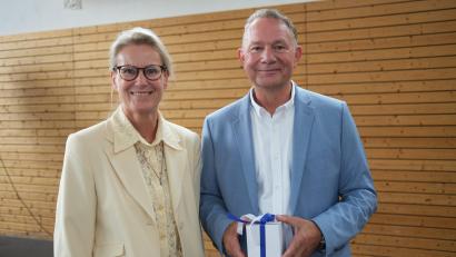 Bild: Hirsch
Wechsel an der Spitze der Reha-Einrichtung "Haus des Guten Hirten": Frauke Riegelsberger-Ganglmeier (links) löst Otto Storbeck (rechts) ab.