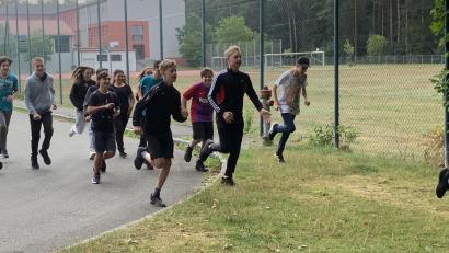 Bild: adj
Bei einem Spendenlauf sammelten die Mittelschüler Geld für ukrainische Kriegsopfer und Opfer des Erdbebens in der Türkei.