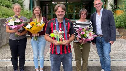 Bild: Peter Danninger/exb
Von links: Die Lehramtsanwärterinnen Magdalena Passauer und Sarah Gradl, der künftige Konrektor Armin Küst sowie Inge Meier und Rektor Peter Danninger.