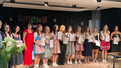 Bild: Naabtal-Realschule/exb
An der Naabtal-Realschule in Nabburg wurde der Abschluss der diesjährigen Girl's Day Akademie zum zehnten Mal gefeiert.