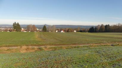 Bild: rn
Mit Blick auf den Rauhen Kulm sollen hier die neuen Bauparzellen in Eschenbach entstehen.