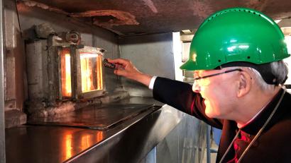Bild: Franz Grabinger/exb
Bei seinem Besuch im Müllkraftwerk Schwandorf blickte Bischof Rudolf Voderholzer auch in das Feuer eine Ofenlinie.