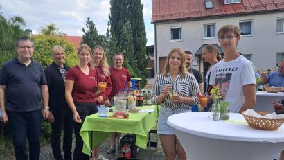 Bild: Pfarrei Mehlmeisel/exb
Nach der Segnung auf dem Kirchplatz mit Führerscheinneulingen: Pfarrer Weinberger (links) mit der Dorfjugend und Mitfeiernden.