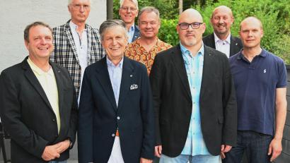 Bild: gf
Das Präsidium für das Lions-Jahr 20232/2024 (von links): Andreas Hermann, Meinolf Schmidt, Armin Müller, Hans Bäumler, Karlheinz Müller, Andreas Aßmuth, Michael Bader und Tobias Kinzler. Es fehlen Helmut Weigl und Martin Belmer.