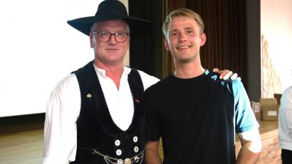 Bild: Hirsch/exb
Der Chef und sein erfolgreicher Lehrling: Obermeister Richard Kurz (links) überreichte Benno Holtermann (rechts) den Gesellenbrief.