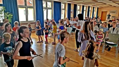 Bild: R. Kreuzer
Die musikalische Früherziehung ist für Vorschulkinder bereits möglich. Beim Vorspiel tanzen sie im Kreis zur Musik und schlagen im Takt klingende Stäbe.