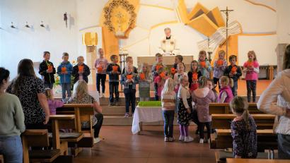 Bild: fvo
Die Vorschulkinder der Kita St. Josef Waldthurn werden in der Kirche mit einem gesegneten Umhängekreuz sowie einem kleinen Eichenbäumchen "ein Häusl weiter" in die Schule entlassen.