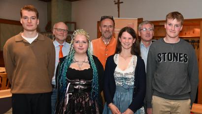 Bild: gf
Die prüfungsbesten Junggesellinnen und -gesellen der Schreiner-Innung. Simon Fellner (von links), Sonja Meier, Clara Riederer und Noah Kohl. Hinten Prüfungsausschußvorsitzender Heiner Lippert, Innungsobermeister Richard Siegler und Bürgermeister Franz Badura.
