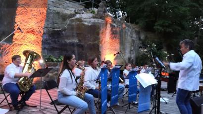 Bild: dö
Der Nachwuchs der Musikschule hat beim Sommerkonzert auf der Schönbergbühne in Grafenwöhr seinen großen Auftritt. Hier das Nachwuchsblasorchester unter Leitung von Ulli Dziwinski
