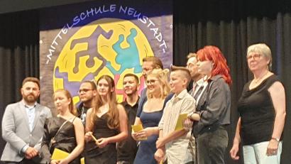 Bild: Doris Pensky/exb
Die Mittelschule Neustadt/WN verabschiedete ihre drei Abschlussklassen.