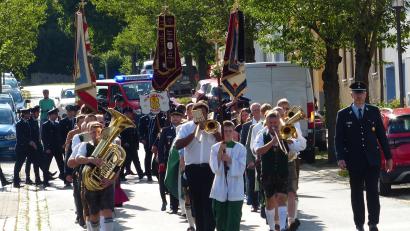 Bild: hme
Ein langer Zug, insgesamt 17 Vereine, zogen durchs Dorf in Richtung Festzelt.