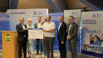 Bild: Fink/exb
Michael Gruber, Vorstandsvorsitzender Sparda-Bank Ostbayern (links), die BLSV-Bezirksvorsitzende Barbara Hernes (Zweite von links) und BLSV-Präsident Jörg Ammon (rechts) übergaben den Preis an (von links) Lehrer Michael Teplitzky, Schülerin und Projekthelferin Rosa Teplitzky, Handball-Vorsitzenden Michael Lang und Schulleiter Ludwig Pfeiffer.
