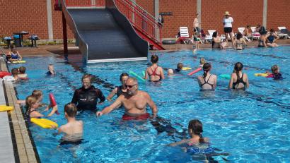 Bild: wel
Mit Schwimmbrett und Schwimmnudel ausgestattet machen die Kinder unter Anleitung der Trainer erste Übungen zum Schwimmen. Jugendleiterin Martina Baumer (stehend) gibt den Eltern Tipps.