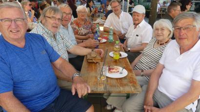 Bild: rn
Am "Lehrertisch" gibt es ein Wiedersehen: (von rechts) Otmar Buchmann, Christl Nußstein, Bernd Thurn, Rektor Wolfgang Bodensteiner, Gerlinde Kohl, Heiner Kohl, Werner Schaller und der ehemalige Hausmeister Helmut Eckert haben sich einiges zu erzählen.