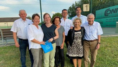 Bild: Michael Mulzer/exb
Der Tennisclub Rot-Weiß Paulsdorf ehrte bei seinem Jubiläum langjährige Mitglieder (von links): Zweiter Bürgermeister Franz Weiß, Spartenleiterin Klara Mulzer, Julia Amschler, Sabine Amschler, Zweiter SSV-Vorsitzender Tobias Becht, Marietta Reichl, Thomas Poeplau und Vitus Reichl.