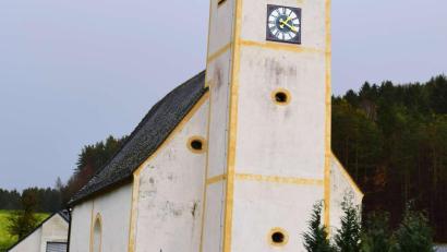 Bild: no
Die Schäden an der Simultanfilialkirche in Götzendorf sind gut sichtbar – eine umfassende Sanierung ist dringend nötig.