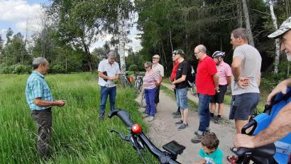 Bild: Babl/exb
Die etwas andere Radtour: Hans Babl (Zweiter von links) vom Bund Naturschutz lenkte den Blick der Teilnehmer bei der "Biotop-Radtour" nach unten - auf Gras und Boden.