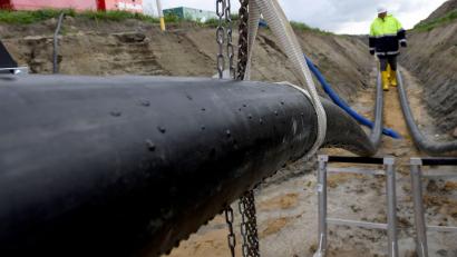 Symbolbild: Carsten Rehder/dpa
Noch gibt es keine Gleichstrom-Erdkabel des Süd-Ost-Links durch den Landkreis Schwandorf. Das Bild zeigt Arbeiten an der Stromtrasse Nord-Link bei Büsum.