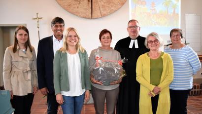 Bild: rgr
Die Kita-Leiterin Ines Gutt (Mitte) wurde in den Ruhestand verabschiedet. Mit dabei waren (von rechts): Martina Müller (Kita St. Theresia), Edith Gmeiner, Pfarrer Thomas Berthold sowie (von links): Selina Rettinger (Kita St. Josef Hütten), Bürgermeister Edgar Knobloch und die künftige Leiterin vom "Kinderhaus Kunterbunt" Johanna Alt.