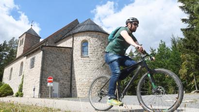 Bild: Gabriele Schönberger
Kapellen-Tour durch den Steinwald. Vorbei an der Steinwaldkirche in Wäldern.