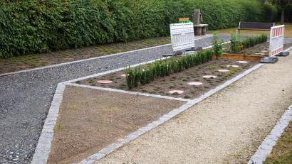 Bild: bkr
Die Nachfrage nach den 36 Urnengräbern ist groß. Freigegeben und reserviert werden sie voraussichtlich im September, wenn alle Arbeiten abgeschlossen und die Kosten kalkulierbar sind. Der schmucke Brunnen aus Granit ist fertig.
