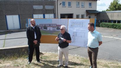 Bild: ZV Steinwaldgruppe , MA Johannes Schießl/exb
Es geht so langsam voran auf der Baustelle für das neue Gebäude der Steinwaldgruppe. Über den Fortschritt informieren sich Landrat und Zweckverbandsvorsitzender Andreas Meier, Josef Schöberl (Architekt) und Geschäftsleiter Matthias Götz.