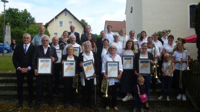 Bild: bk
Zehn langjährige Aktive bilden das Fundament des weithin bekannten Posaunenchors Thansüß. Ihnen gratulieren Zweiter Bürgermeister Klaus Siegert, Bezirksobmann Richard Riedel (hintere Reihe, von links), Prädikant Hubert Grill (vorn links) und Pfarrer Matthias Weih (dahinter).