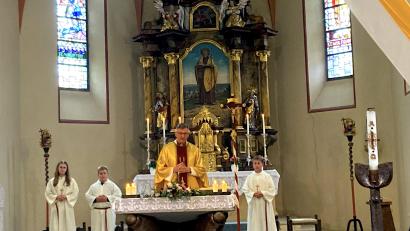 Bild: sl
Pfarrer Stanislaw Fel am Volksaltar beim Schlusssegen und im Hintergrund das Hochaltargemälde des Kirchenheiligen