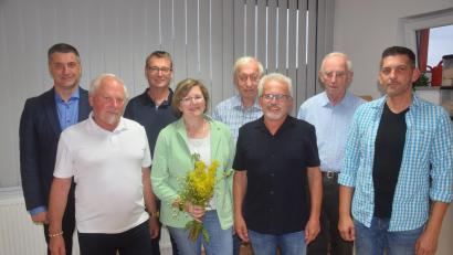 Bild: fz
Vorsitzender des Obst- und Gartenbauvereins bleibt Alfred Wulfänger (Dritter von rechts).