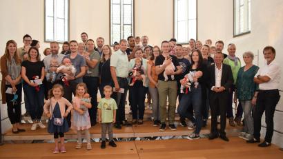 Bild: bnr
Im ersten Halbjahr 2023 wurden 26 Kinder in Nabburg geboren.Bürgermeister Frank Zeitler und seine Ratskollegen hießen die Neugeborenen mit der "Storchenprämie" willkommen.