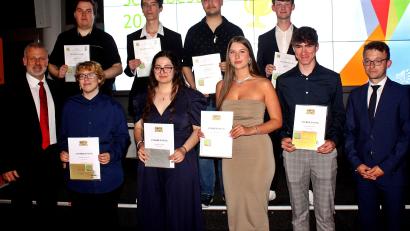 Bild: R. Kreuzer
Die Schulbesten der Gustl-Lang-Schule, Staatliche Wirtschaftsschule Weiden stellten sich zum Erinnerungsfoto. erste Reihe von links: OStD Eduard Bauer (Schulleiter), Lio Zenker (1,0), Jessica Craciun (1,5), Sophie Kraus (1,29), Johannes Troppmann (1,0), StD Dominik Schmidt (Ständiger Vertreter des Schulleiters), zweite Reihe (oben) von links: Christian Sittl (1,86), Jonas Scheel (1,57), Marc Stoppe (1,57), Matthias Ertl (1,57).