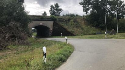 Bild: wro
Etwa an dieser Stelle auf der Bahnstrecke Wiesau in Richtung Reuth hat sich am Freitagabend ein Unfall ereignet. Ein Kind musste ins Krankenhaus gebracht werden, ein anderes wurde leicht verletzt.