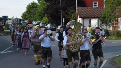 Bild: bnr
Die "Willhofer Feierwehrkapell'n" gibt musikalisch den Ton an, als der Kirwabaum zum Dorfplatz getragen wird.