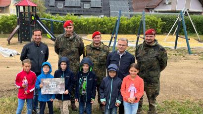 Bild: Stadt Windischeschenbach/exb
Spielplatzinitiator Christian Trummer (hinten links) und die Kinder freuen sich zusammen mit Bürgermeister Karlheinz Budnik (hinten, Zweiter von rechts) über die Spende der Soldaten mit Hauptmann Christian Knorn (hinten, Zweiter von links).