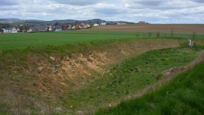 Archivbild: jr
Das Flurneuordnungsverfahren ist weiterhin Thema im Konnersreuther Gemeinderat. Für das weitere Vorgehen sind Gespräche mit Landwirten geplant. Im Bild der bereits bestehende Rückhaltebereich in der Nähe des Konnsbergs, der weiter ertüchtigt werden soll.