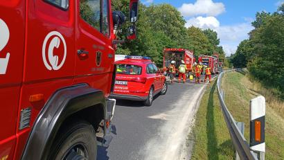 Bild: nic
Nach dem Unfall einer 34-Jährigen Motorradfahrerin musste die Erbendorfer Feuerwehr die B 299 von Betriebsmitteln reinigen.