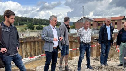 Bild: sns
Bürgermeister Martin Birner mit Vertretern des Stadtrates, der Baufirma und dem Bauherrn vor der Baumaßnahme