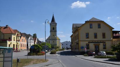 Bild: fz
Der Markplatz von Bělá nad Radbuzou mit historischer Kirche und dem Wirtshaus rechts.