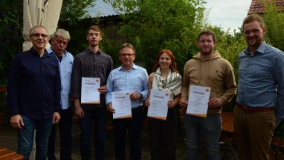 Bild: Kunz
Das sind die erfolgreichen Schreiner-Prüflinge mit ihren Ausbildungsfirmen und Innungs-Vertretern.