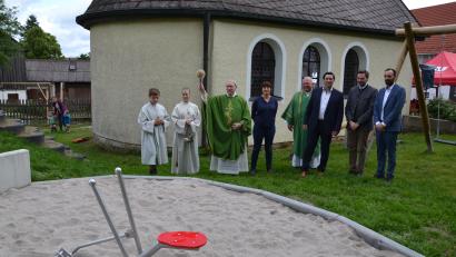Bild: gi
Der frühere Moosbacher Pfarrer Josef Most segnet den Spielplatz in Heumaden.
