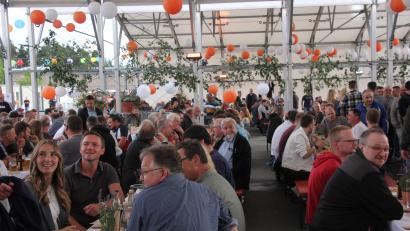 Bild: kro
Mehr als 1000 Mitarbeiter waren zum Sommerfest der Hamm AG nach Tirschenreuth gekommen.