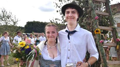 Bild: no
Ein strahlendes Oberkirwapaar Nina Winter und Felix Bär vor dem Kirwabaum, während die anderen 26 Paare einen Kreis für den Ehrentanz der beiden gebildet haben.
