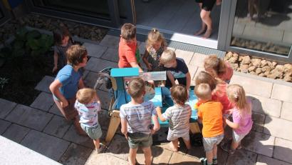 Bild: Josef Glas
Kinder freuen sich über das Wasserspielgerät.