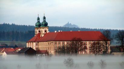 Bild: Stiegler
Der Rauhe Kulm hinter Kloster Speinshart im Nebel.
