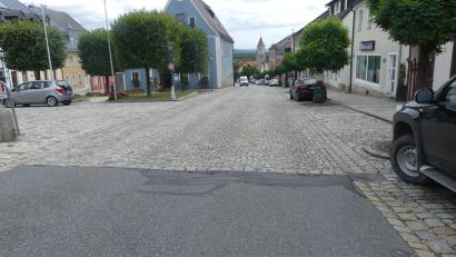 Bild: rn
Das denkmalgeschützte Rathaus soll durch eine besondere Gestaltung seines Umfelds herausgehoben werden. Die SPD würde die Durchgangsstraße gerne durchgehend asphaltieren.