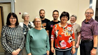 Bild: Georg Lang/exb
Eingerahmt von Schulleitung und Personalrat wurde Monika Krauß (vorne rechts) und Lydia Wein (links daneben) am Ortenburg-Gymnasium in den Ruhestand verabschiedet.