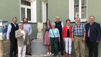 Bild: mma
Sie alle freuen sich über die gelungene Skulptur, die in Hahnbach an Maximilian Prechtl, den letzten Abt von Michelfeld, erinnert (von links): Alfred Wolf, Herbert Demleitner, Jaroslav Sindelar, Katrin Stiegler, Marianne Moosburger, Bürgermeister Bernhard Lindner, Hildegard Geismann, Ludwig Graf und Bürgermeister Peter Dotzler.
